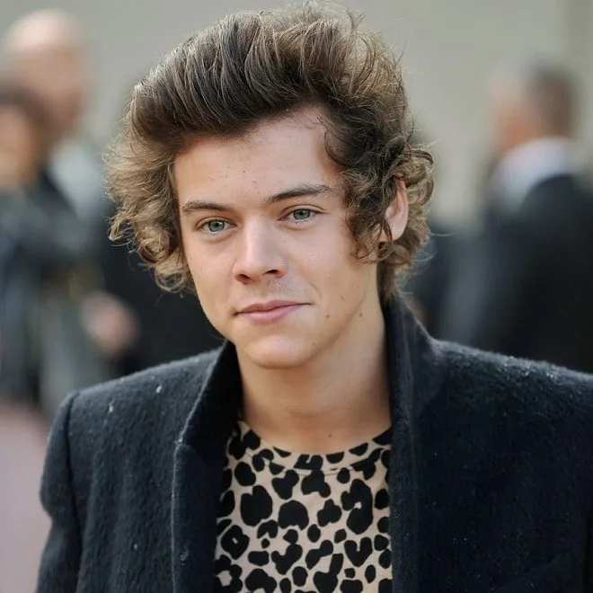 Kiểu tóc xoăn nam đẹp phong cách Harry Styles – “soái Tây” đầy khí chất